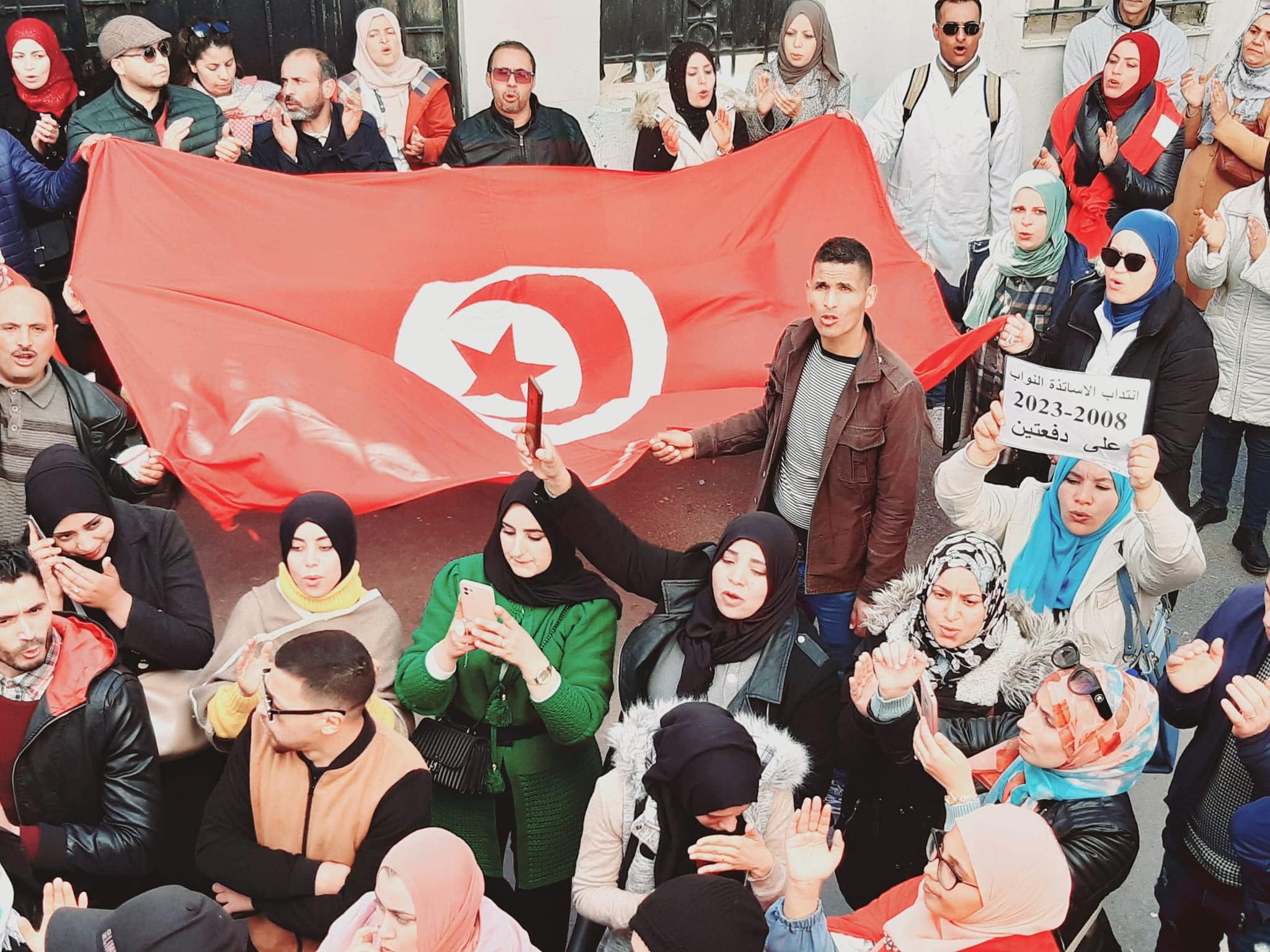 المدرسون النواب..   الأساتذة يثبتون المقاطعة ..والمعلمون يمهلون الوزارة..